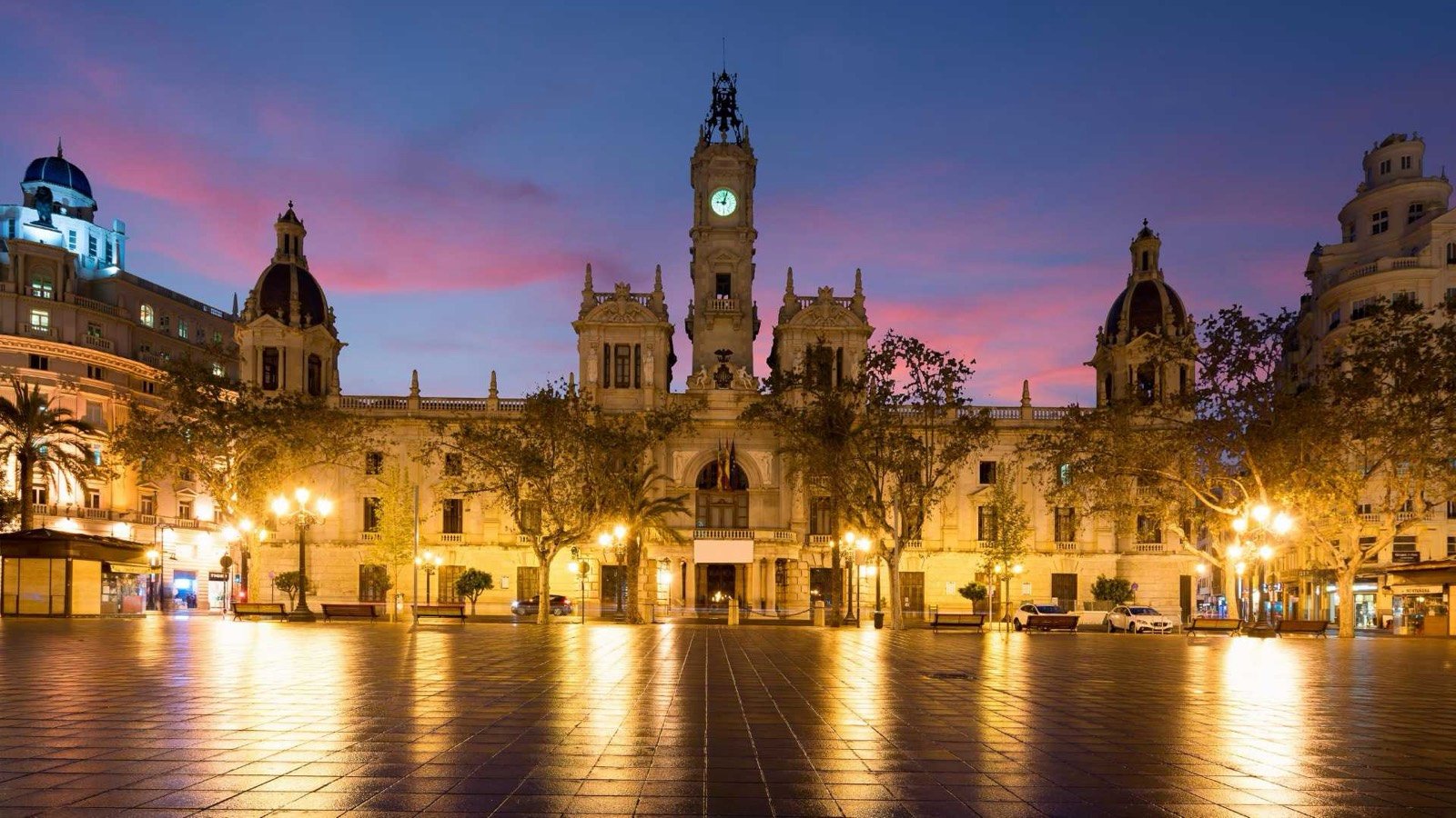 Plaza del Ayuntamiento de Valencia al atardecer