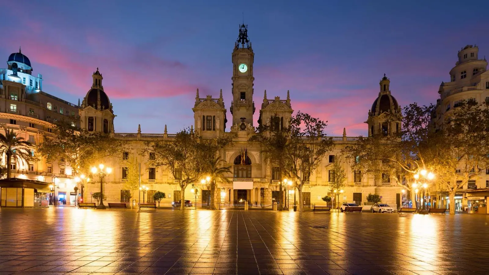 Plaza del Ayuntamiento de Valencia al atardecer