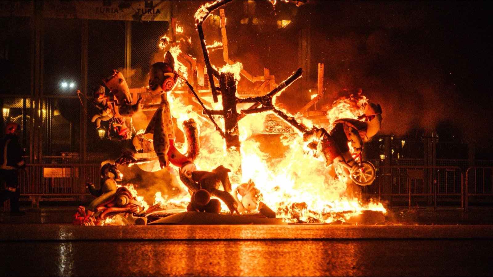 La cremà de una falla en Valencia: los ninots ardiendo la noche de San José