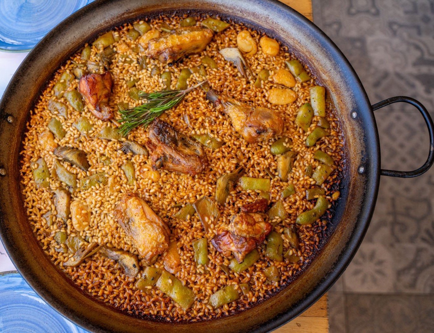 Paella valenciana con pollo, garrofó y bajoqueta